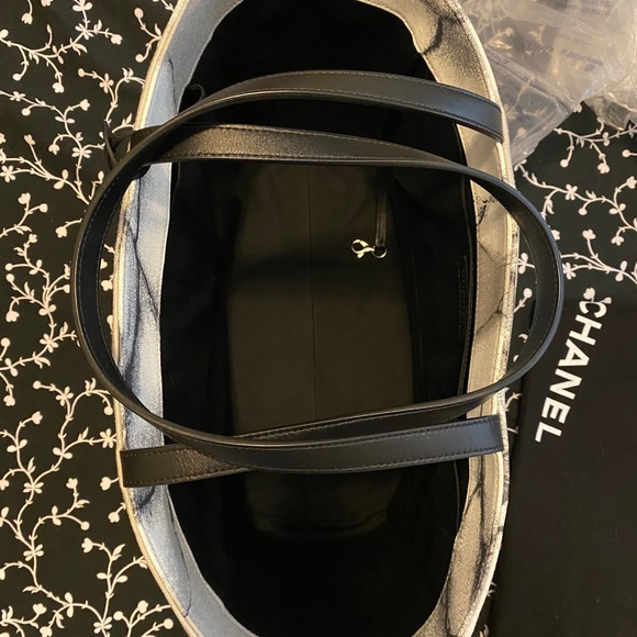 🔴SOLD🔴Authentic RARE New CHANEL Camilla Tote - Picture 8 of 16